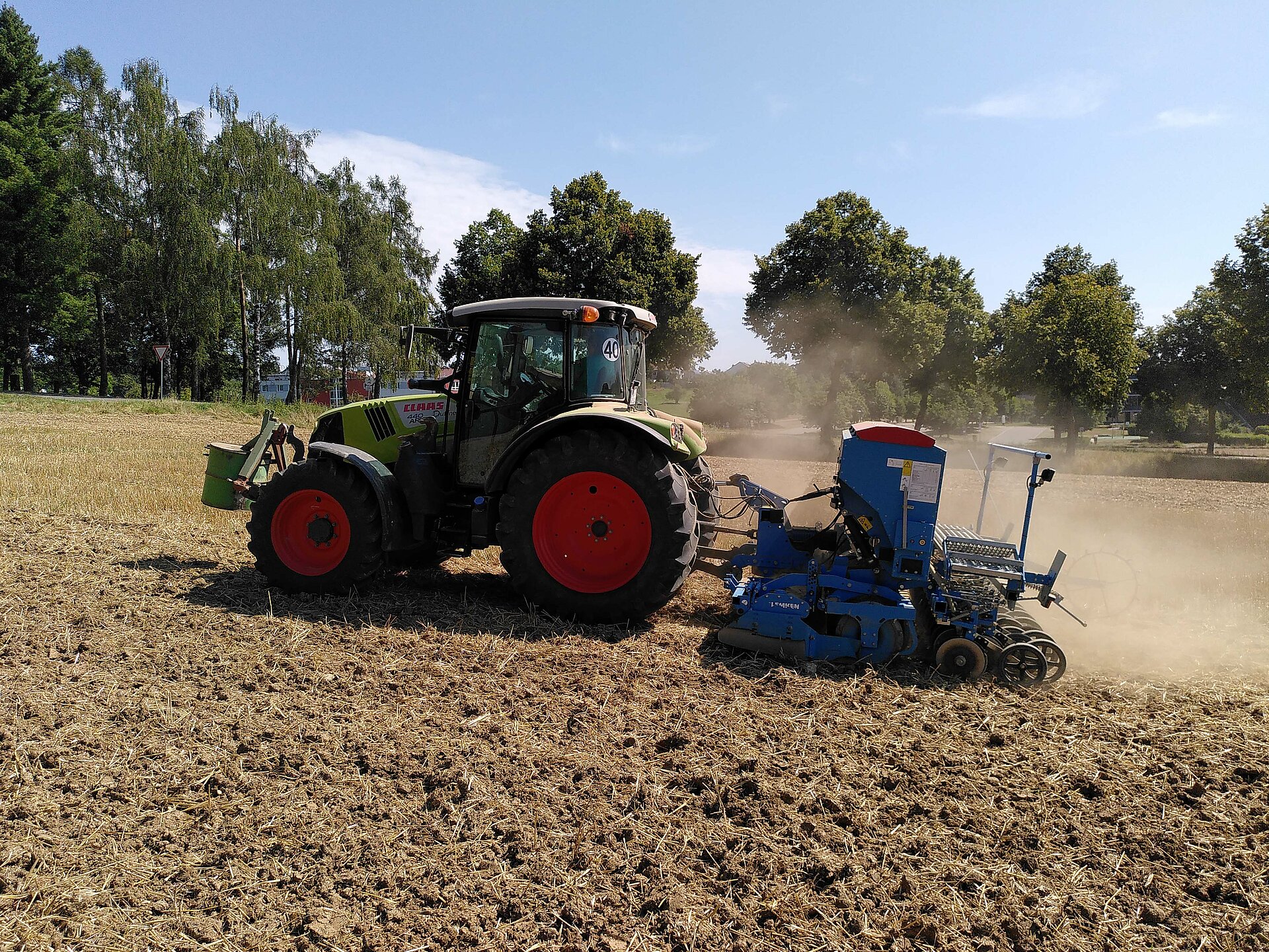Traktor bei der Aussaat.
