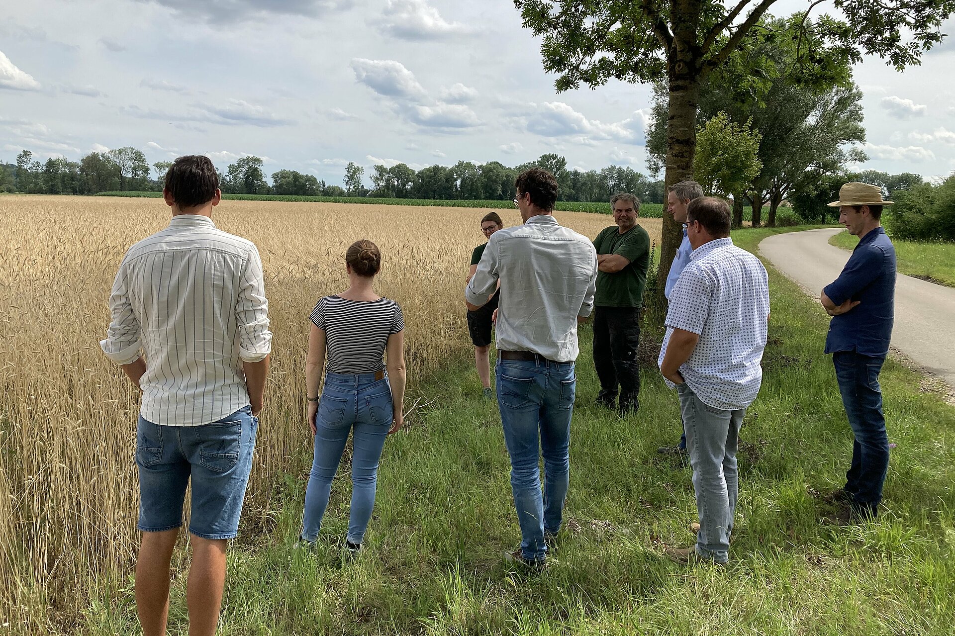 Gruppe von Lehrkräften vor Roggenfeld