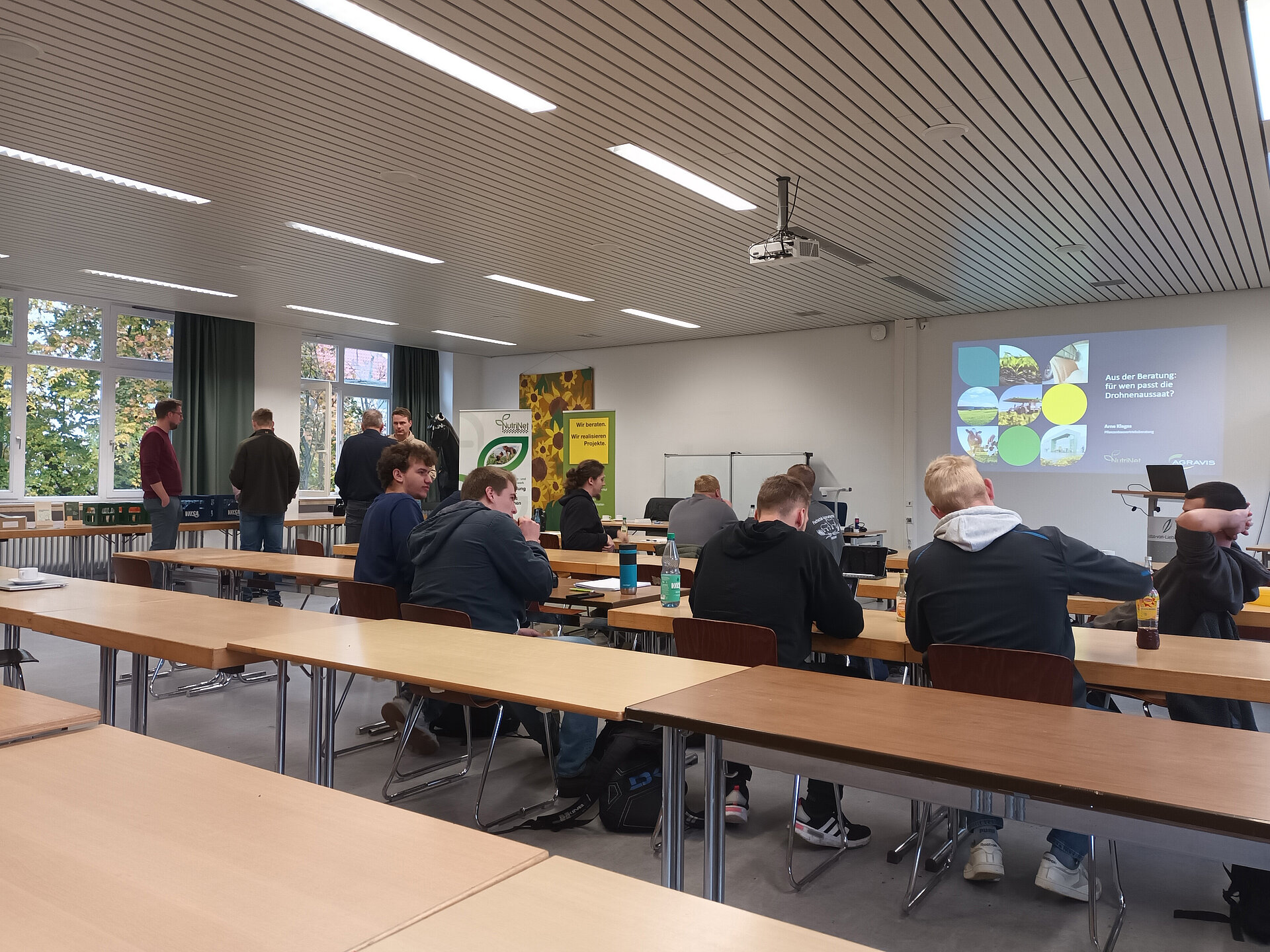 Teilnehmende in einem Schulungsraum.